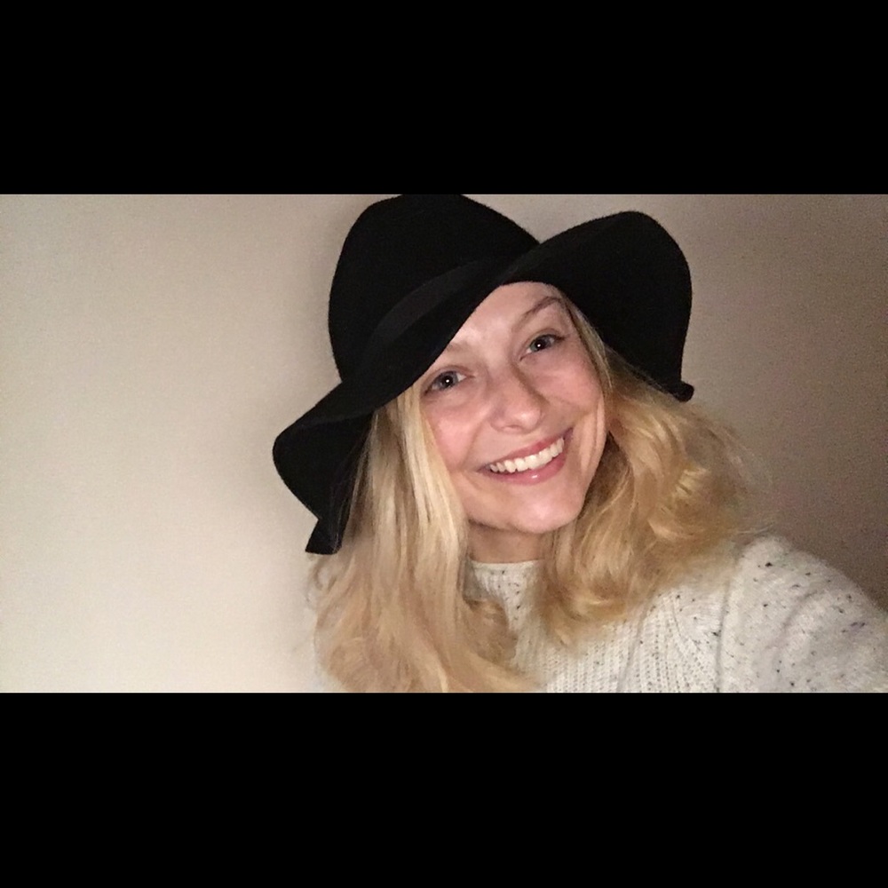 Black floppy hat!